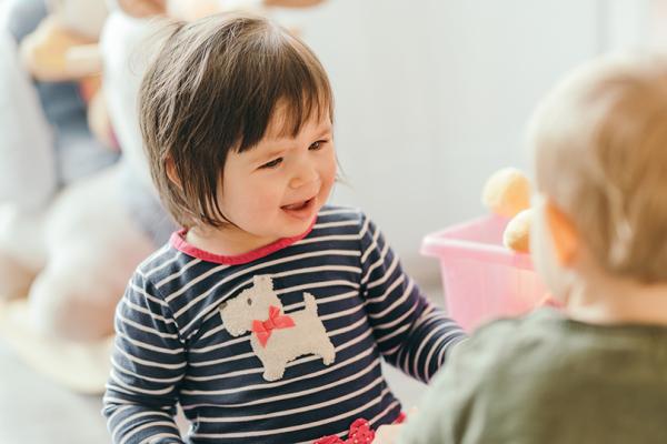 Två små barn som leker tillsammans.