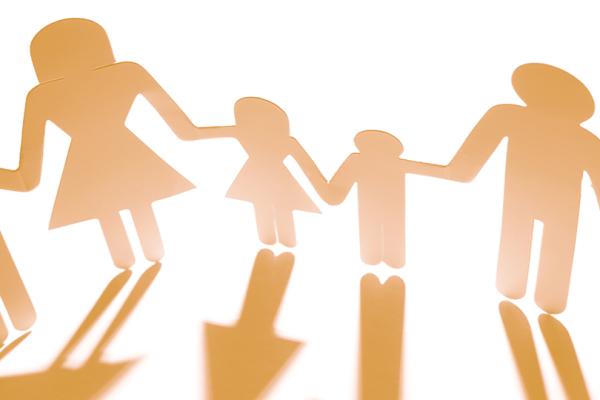 Personer som håller varandra i händerna