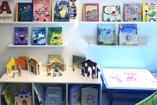 Barnböcker som placerats i barnens höjd.