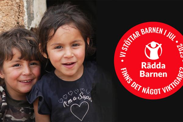 Två pojkar i förskoleåldern och Rädda Barnens logotyp.