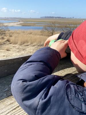 förskolebarn med kikare spanar efter fåglar