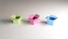 Tre kartonger med okänt innehåll.