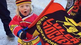 förskolebarn viftar med hockeyflagga