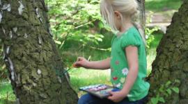 förskolebarn målar träd