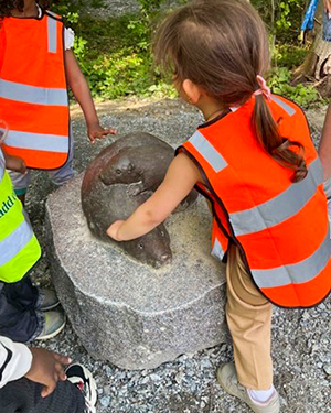 Staty med två bävrar på förskolegården.