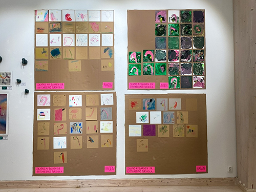 Bild som visar barnens utställda konstverk på konsthallen.