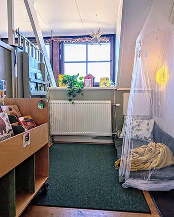 En bild på ett lugn vrå med många böcker.