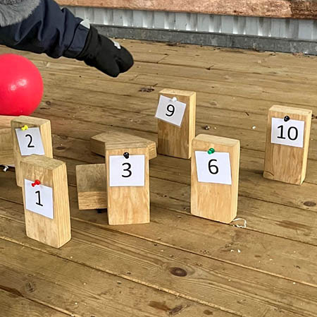 Käglor med siffror står på ett golv.