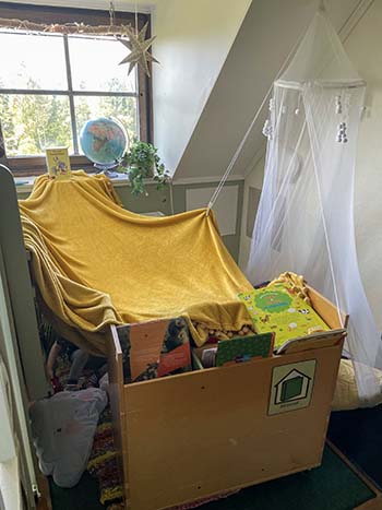 En bild på en koja i ett hörn där man kan vila för att få avskildhet.