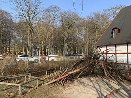 Barnen har byggt en koja på gården.