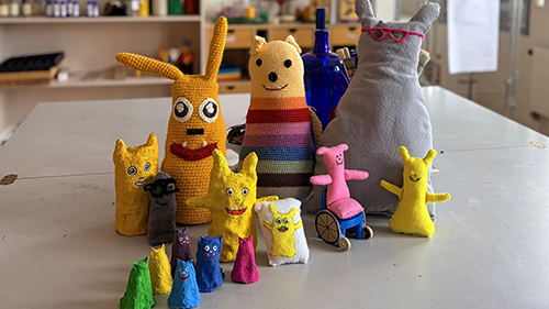 Figurerna Viz, Leepa och Somni som barnen kan leka med.