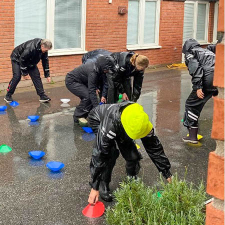 Pedagoger som tränar rörelselek.